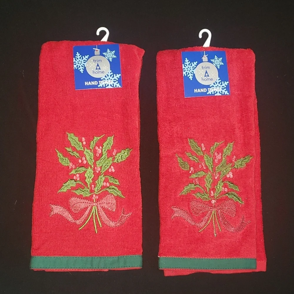Trim A Home Pair of  Holiday Hand Towels Red Green NWT
